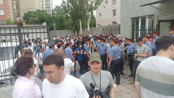 Митинг сторонников Омурбека Бабанова у здания Первомайского районного суда Бишкека - Sputnik Кыргызстан