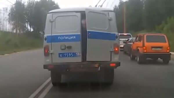 Курьезная попытка побега мужчины из полицейского авто попала на видео - Sputnik Кыргызстан