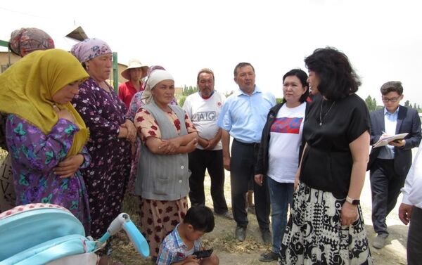 На встрече с жительницами села Максат Лейлекского района обсуждены вопросы, беспокоящие женщин - Sputnik Кыргызстан
