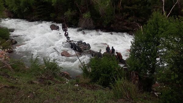 Большегрузная машина марки Renault перевернулась на дороге и упала в реку в ущелье Чычкан - Sputnik Кыргызстан