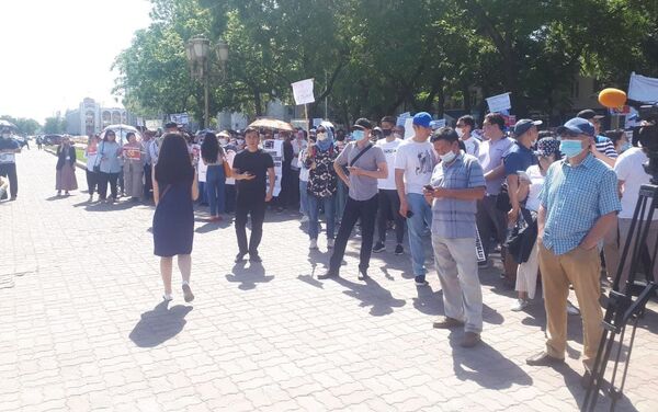 У здания Жогорку Кенеша проходит митинг в поддержку без вести пропавшего главы сети образовательных учреждений Сапат Орхана Инанды - Sputnik Кыргызстан