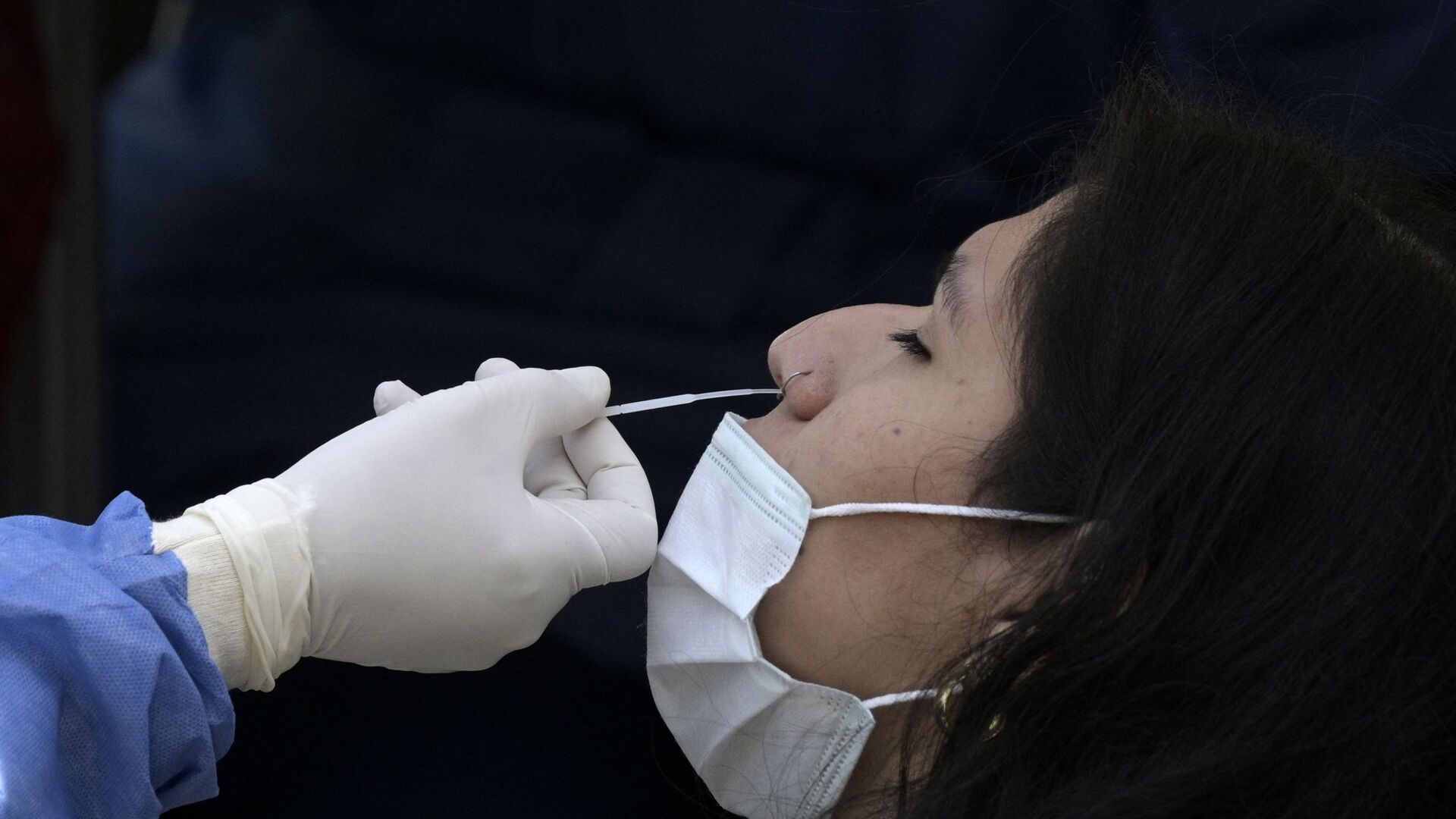 Медицинский работник берет мазок из носа для ПЦР-теста на COVID-19 - Sputnik Кыргызстан, 1920, 04.06.2021