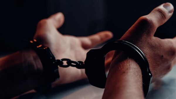 Мужчина в наручниках. Иллюстративное фото - Sputnik Кыргызстан