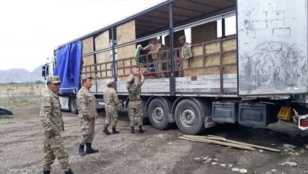  Сотрудинки МЧС во время подготовки к эвакуации жителей из приграничных сел Чон-Алайского района Ошской области - Sputnik Кыргызстан