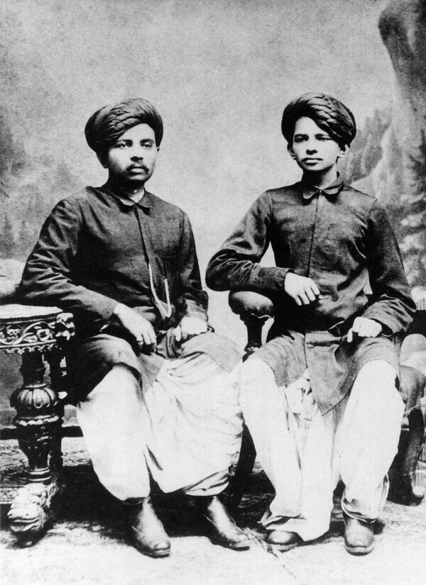 Индийский политический и общественный деятель Махатма Ганди с братом, 1886 год  - Sputnik Кыргызстан