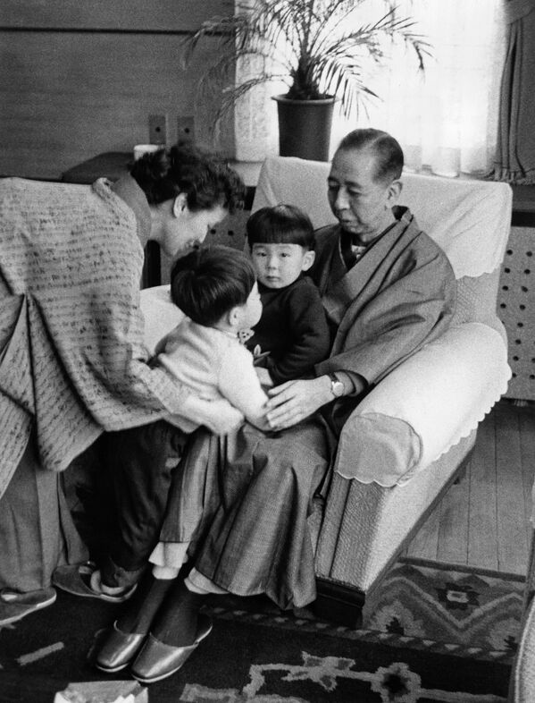 Японский политик Синдзо Абэ с дедушкой и бабушкой, 1960 год  - Sputnik Кыргызстан