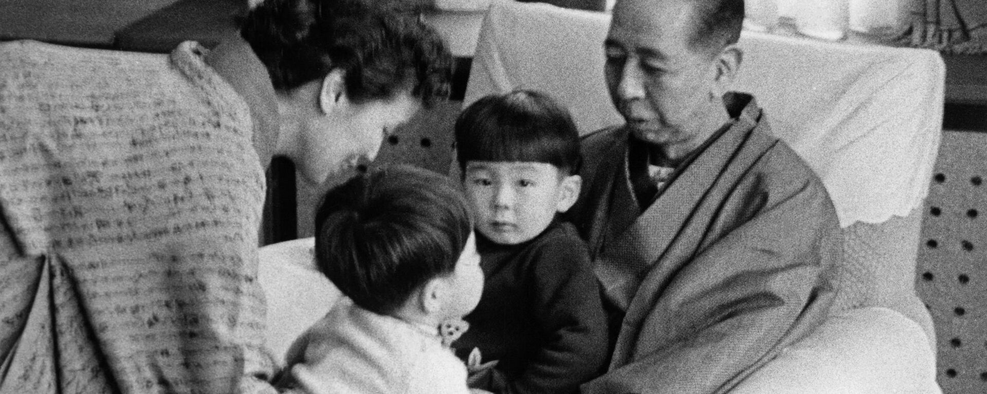 Японский политик Синдзо Абэ с дедушкой и бабушкой, 1960 год  - Sputnik Кыргызстан, 1920, 05.06.2021