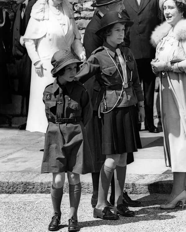 Принцессы Маргарет и Елизавета в 1938 году  - Sputnik Кыргызстан