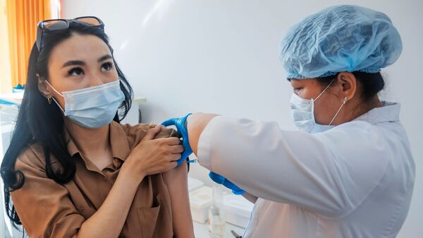 Коронавируска каршы вакцина алып жаткан кыз. Архив - Sputnik Кыргызстан