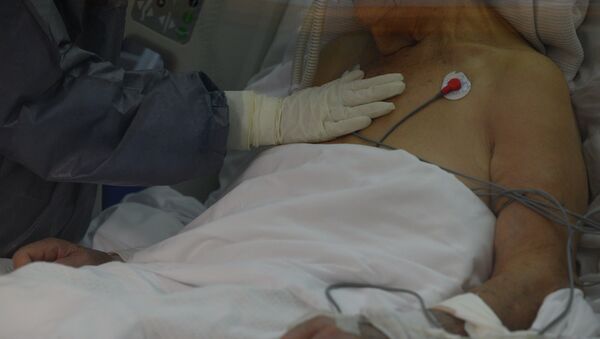 Медицинский работник ухаживает за пациентом с COVID-19 в больнице - Sputnik Кыргызстан