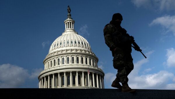 Член национальной гвардии патрулирует территорию Капитолия в Вашингтоне. Архивное фото - Sputnik Кыргызстан
