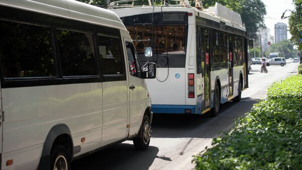 Троллейбус и маршрутка на одной из улиц Бишкека. Архивное фото - Sputnik Кыргызстан