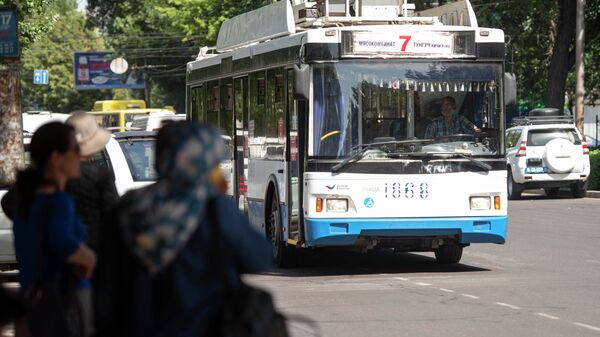 Троллейбус едет по улице в Бишкеке. Архивное фото - Sputnik Кыргызстан