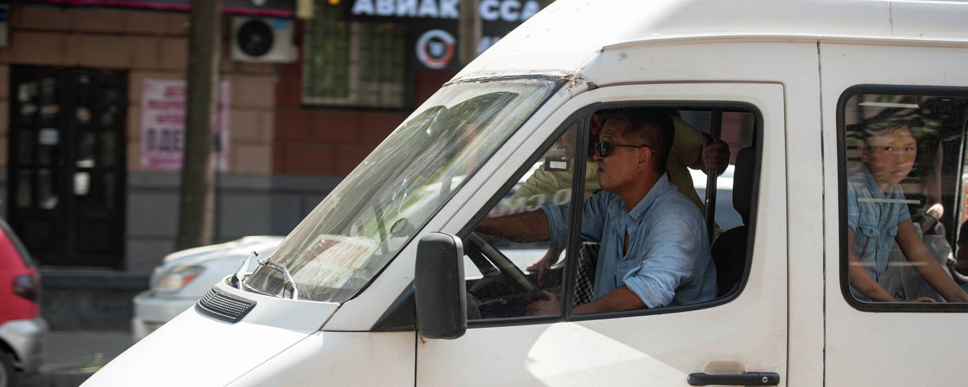 Водитель маршрутного такси едет по улице в Бишкеке. Архивное фото - Sputnik Кыргызстан, 1920, 31.05.2024