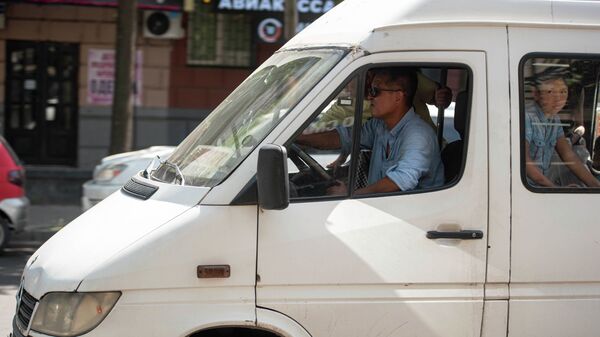 Водитель маршрутного такси едет по улице в Бишкеке. Архивное фото - Sputnik Кыргызстан