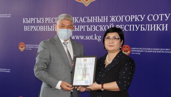 Председатель Чуйского областного суда Дамир Онолбеков (слева) - Sputnik Кыргызстан