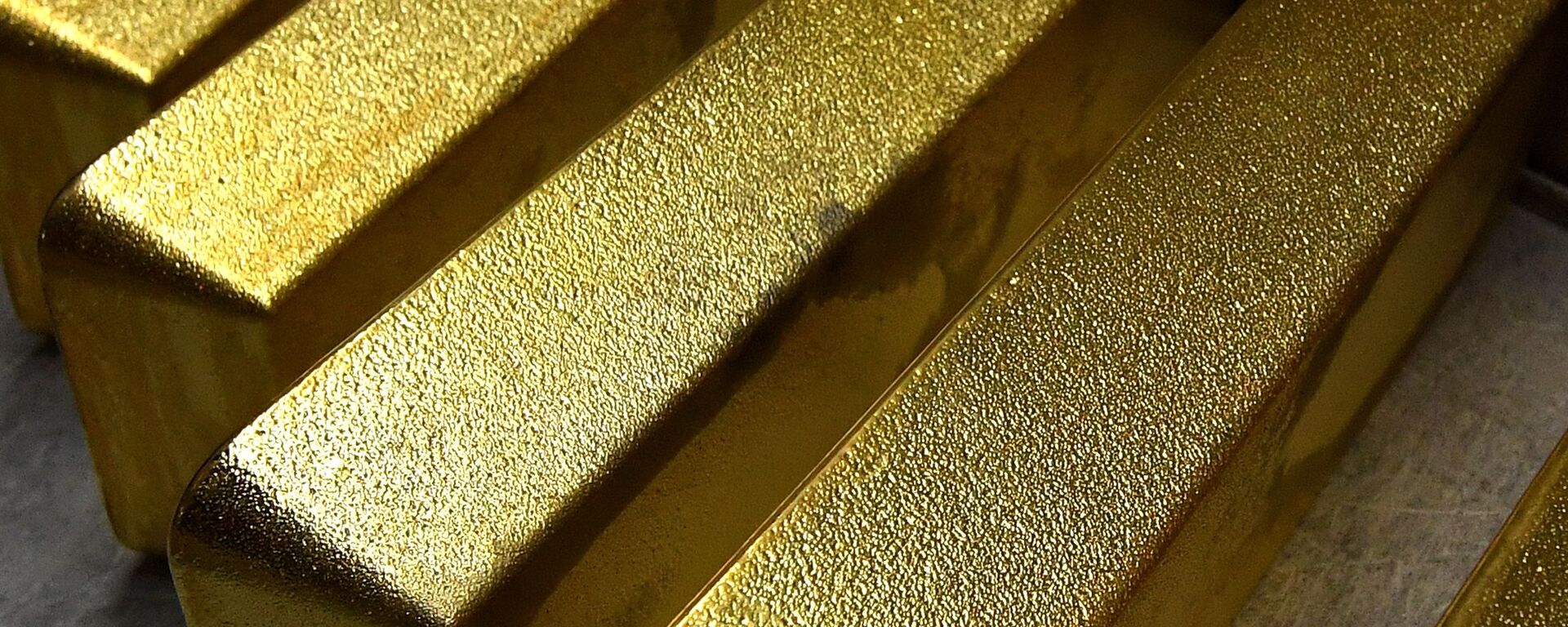 Золотые слитки высшей пробы 99,99. Архивное фото - Sputnik Кыргызстан, 1920, 08.06.2021