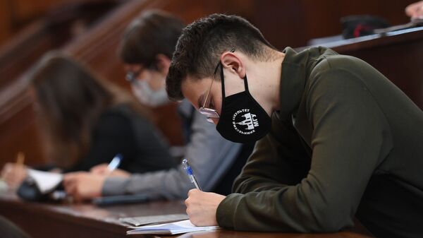 Студенты в защитных масках во время лекции. Архивное фото - Sputnik Кыргызстан