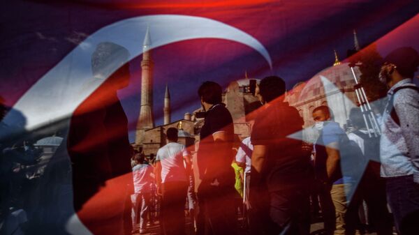 Люди на фоне флага Турции. Архивное фото - Sputnik Кыргызстан