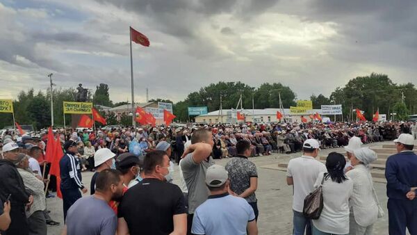 Экс-премьер-министр Өмүрбек Бабановдун тарапташтары Талас шаарында митингге чыгышты - Sputnik Кыргызстан