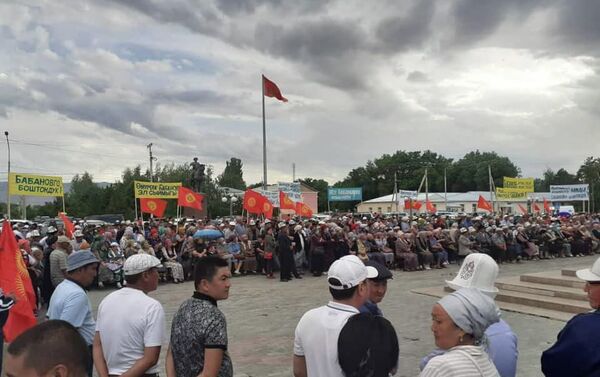 Экс-премьер-министр Өмүрбек Бабановдун тарапташтары Талас шаарында митингге чыгышты - Sputnik Кыргызстан