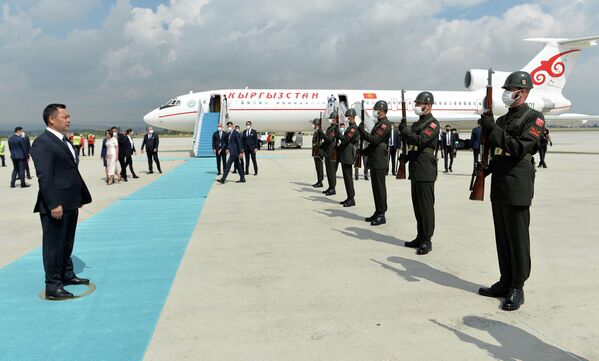 Аэропорттон маданият министри менен ардак кароол тосуп алды - Sputnik Кыргызстан