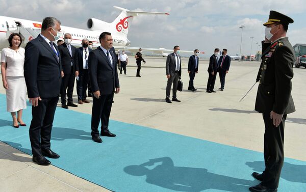 В международном аэропорту вывесили государственные флаги Кыргызстана и Турции, расстелили ковровую дорожку, выстроили роту почетного караула - Sputnik Кыргызстан