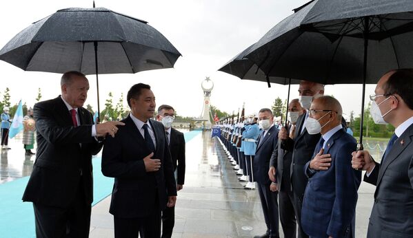 Эрдоган Жапаровду кол алдындагылары менен тааныштырууда - Sputnik Кыргызстан
