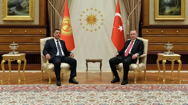 Президент Кыргызстана Садыр Жапаров во время официальной встречи с президентом Турции Реджепом Тайипом Эрдоганом. Архивное фото - Sputnik Кыргызстан
