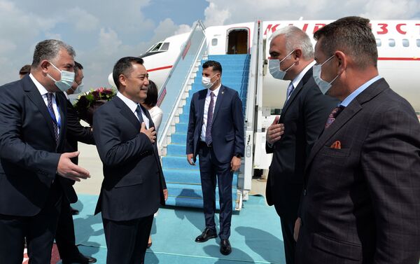 Его и первую леди Айгуль Жапарову в аэропорту Эсенбога встретил министр культуры и туризма Турции Мехмет Нури Эрсой - Sputnik Кыргызстан