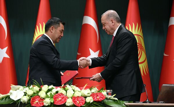 Президенттер биргелешкен билдирүүгө кол койгондон кийин кол алышты - Sputnik Кыргызстан