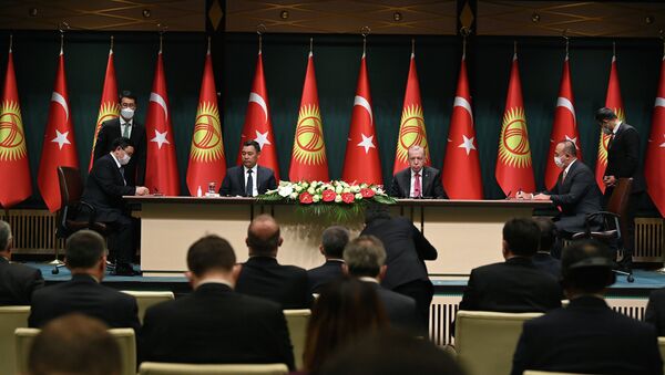 Президент Кыргызстана Садыр Жапаров и президент Турции Реджеп Тайип Эрдоган во время подписания двусторонних документов в рамках официального визита - Sputnik Кыргызстан