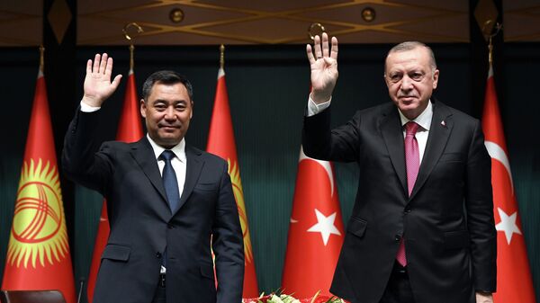 Президент Кыргызстана Садыр Жапаров и глава Турции Реджеп Эрдоган. Архивное фото - Sputnik Кыргызстан