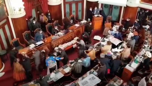 Парламенттеги мушташ. Боливиялык депутаттардын урушуп кеткен видеосу - Sputnik Кыргызстан