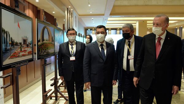 Президенты Садыр Жапаров и Реджеп Тайип Эрдоган на фотовыставке, посвященной 30-летию независимости Кыргызстана в Анкаре - Sputnik Кыргызстан