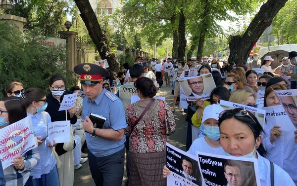 Возле посольства Турции в Кыргызстане второй день проходит митинг, участники которого требуют найти главу сети образовательных учреждений Сапат, похищенного неизвестными лицами утром 1 июня в одном из микрорайонов Бишкека - Sputnik Кыргызстан
