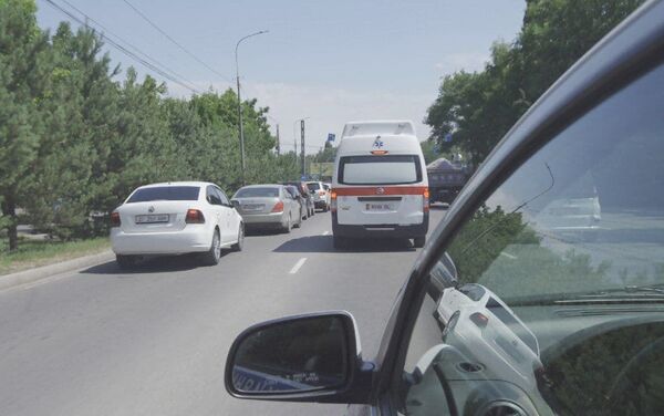 Пять водителей Бишкека получили штрафы по 10 тысяч сомов за то, что не уступили дорогу карете скорой помощи - Sputnik Кыргызстан