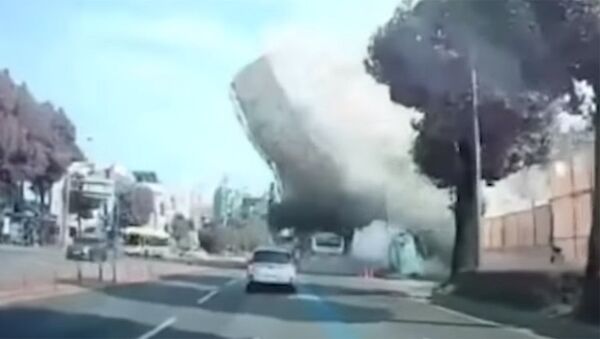 Видео падения 5-этажного дома на автобус с пассажирами в Южной Корее - Sputnik Кыргызстан
