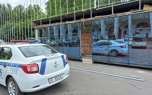 В Бишкеке на площади Ала-Тоо устанавливают новое и современное отделение милиции - Sputnik Кыргызстан