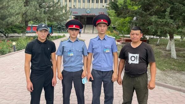 Спасение девочки уносившую течением милиционером и курсантами Академии МВД - Sputnik Кыргызстан