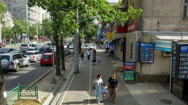 Люди гуляют по Бишкеку. Архивное фото - Sputnik Кыргызстан