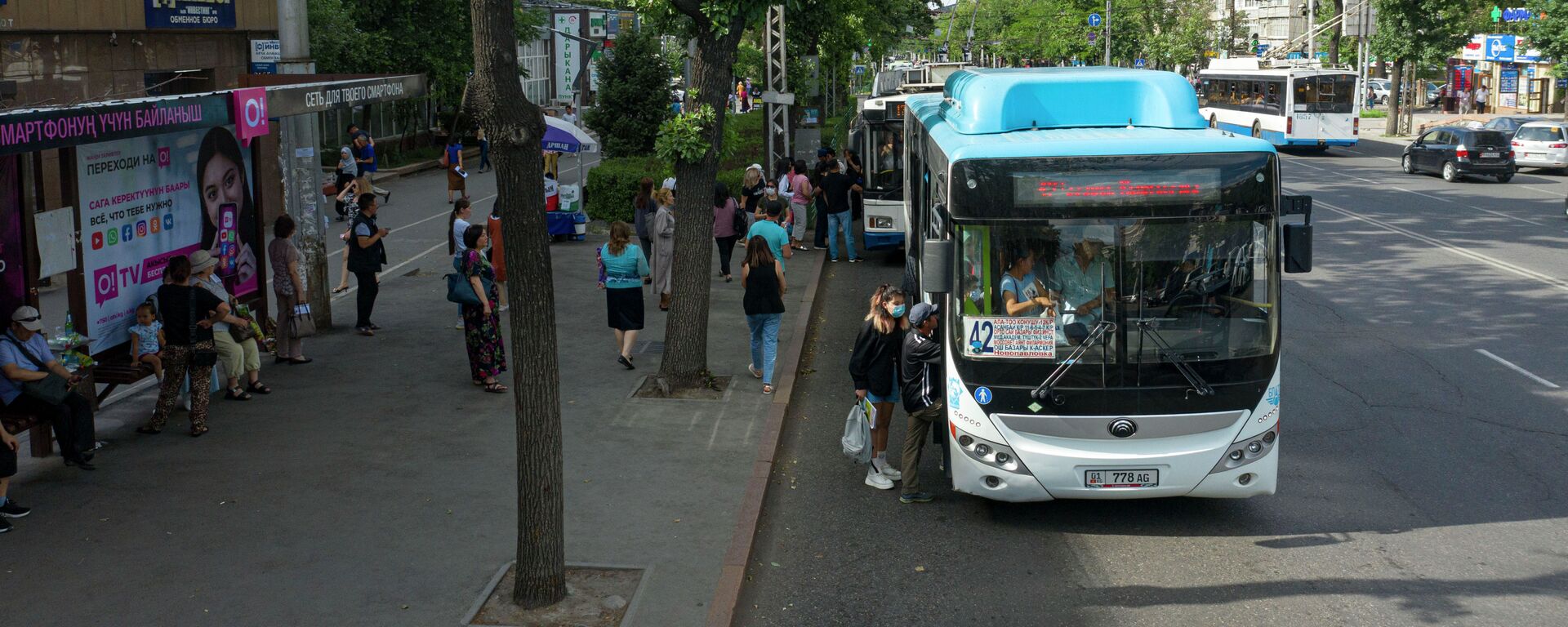 Пассажиры садятся на №42 общественный автобус на улице Московской в Бишкеке - Sputnik Кыргызстан, 1920, 26.03.2023