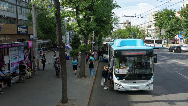 Пассажиры садятся на №42 общественный автобус на улице Московской в Бишкеке - Sputnik Кыргызстан