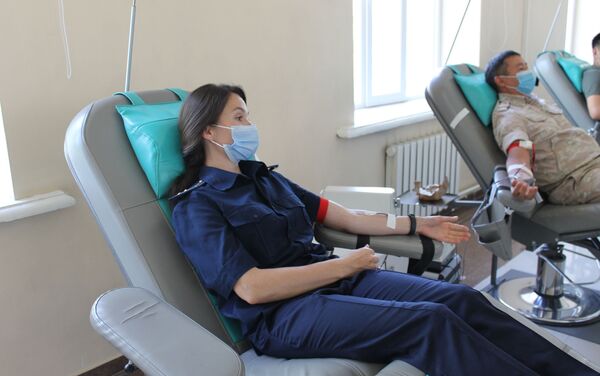 Перед забором крови все доноры прошли комплексное медицинское обследование и придерживались специального режима питания и отдыха - Sputnik Кыргызстан