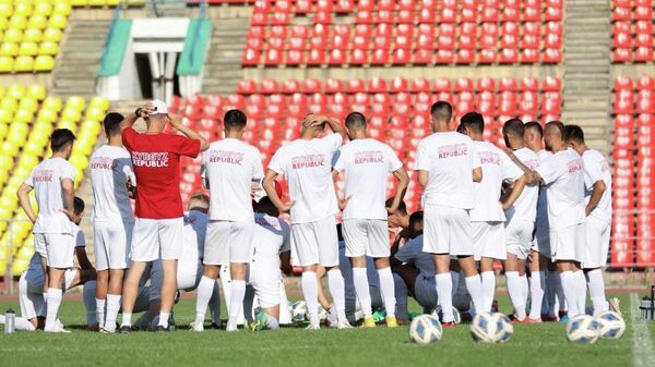 Футболисты сборной Кыргызстана во время тренировки - Sputnik Кыргызстан