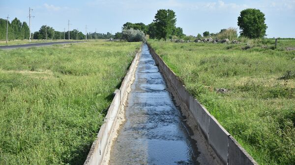 Поливная вода в канале. Архивное фото - Sputnik Кыргызстан