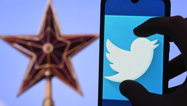 Логотип социальной сети Twitter на экране мобильного телефона. - Sputnik Кыргызстан