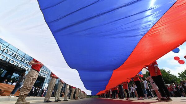 Развернутый 50-метровый государственный флаг России в честь празднования Дня России - Sputnik Кыргызстан
