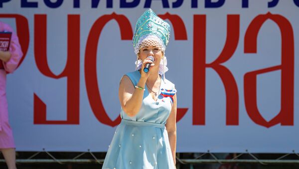 Девушка выступаю на праздновании Дня России в Бишкеке - Sputnik Кыргызстан