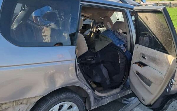 Столкнулись грузовое авто Mercedes Benz и минивэн Honda Odyssey. Сообщалось, что половину одного из авто снесло - Sputnik Кыргызстан